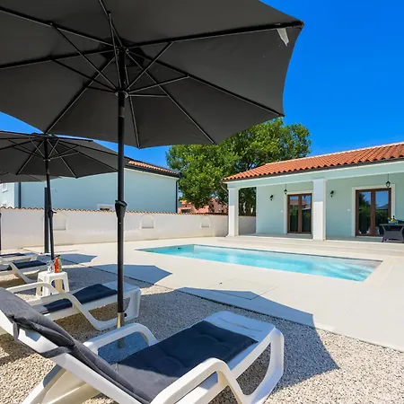 St Vinzent With Pool By Istrialux Villa