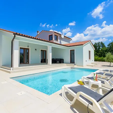 St Vinzent With Pool By Istrialux *