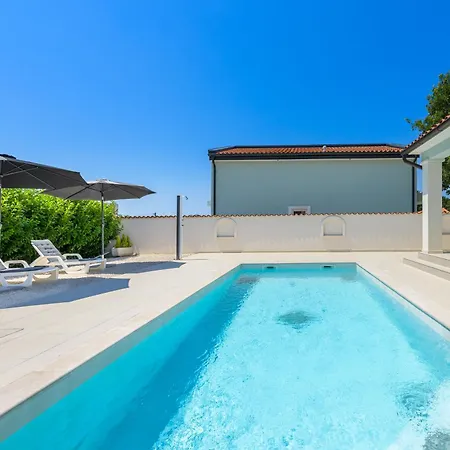 St Vinzent With Pool By Istrialux Bibici