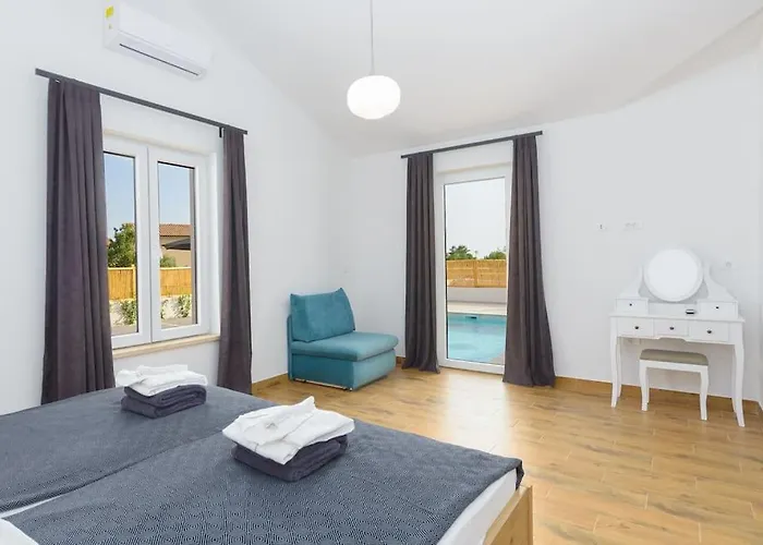 St Vinzent With Pool By Istrialux Villa *