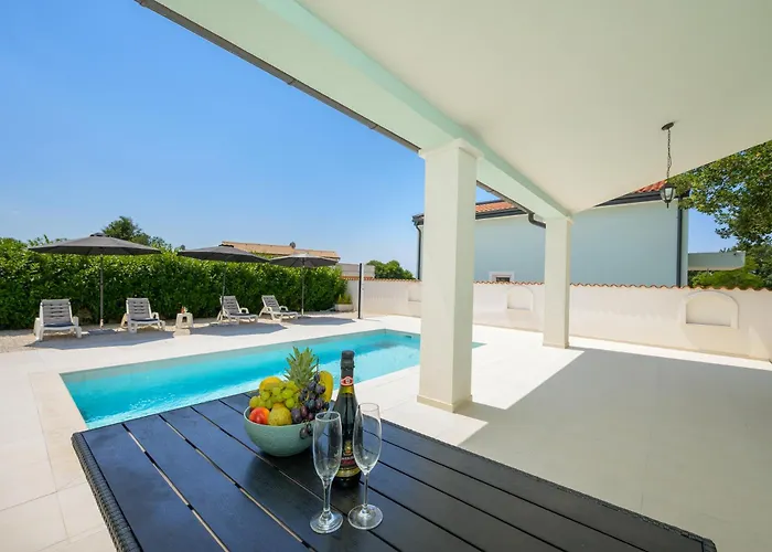 St Vinzent With Pool By Istrialux Bibici